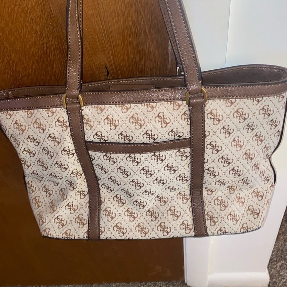 NWOT GUESS PURSE WITH KEY RING - Picture 3 of 7